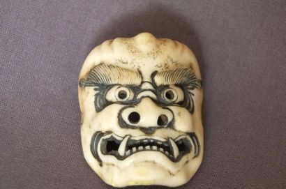 null Netsuke en corne de cerf représentant un masque d'oni grimaçant.

Japon, période...