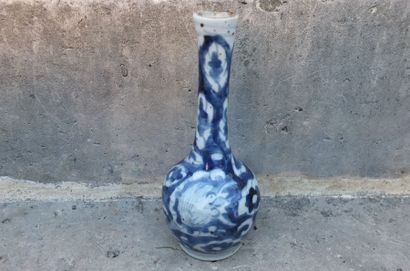 null Vase en porcelaine à long col et panse globulaire à décor blanc bleu à décor...