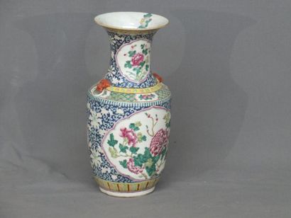 null "CHINE

Vase à col en porcelaine à décor de bouquets de chrysanthèmes roses...