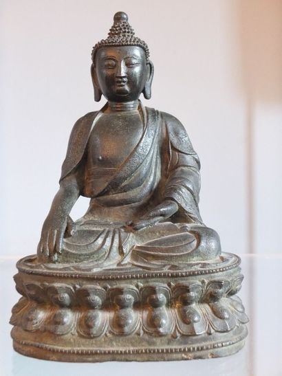 Bouddha en bronze de patine brune, anciennement...