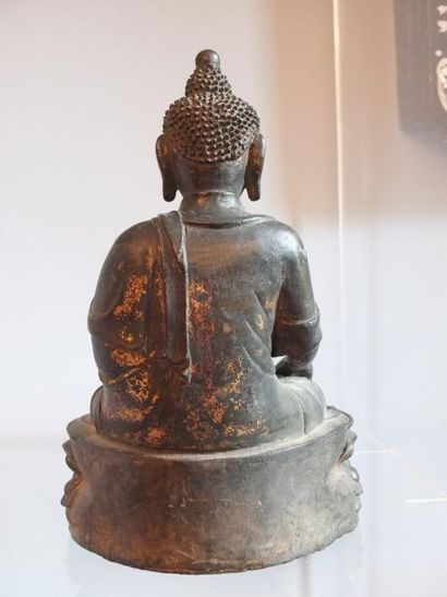 null Bouddha en bronze de patine brune, anciennement laqué or, assis en méditation...