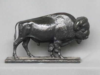 null Lucien GIBERT (1904-1988)

Bison en bronze à patine sombre

 Signé sur la terrasse

H....