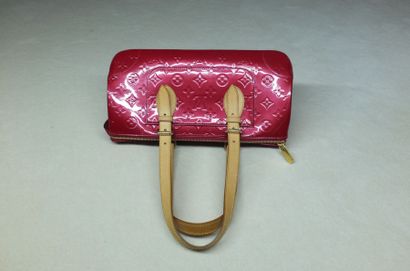 null Louis VUITTON. Sac "Rosewood" 32cm en cuir vernis monogram cerise, fermeture...