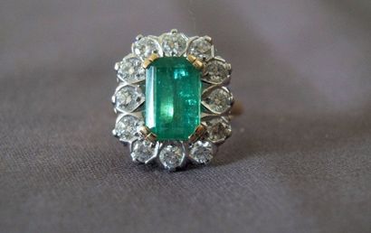 null Bague pompadour en or jaune surmontée d'une émeraude de 5carats environ entourée...