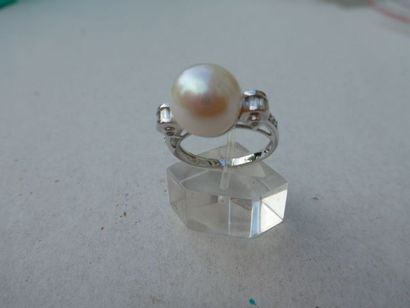 null Bague or blanc , ornée d'une Perle de culture 10.5/11 mm agrémentée de diamants...