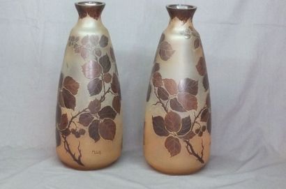 ART NOUVEAU Paire de vases ovoïdes en verre opacifié gravés de feuilles et de baies-...