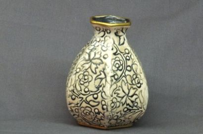 CERAMIQUE Petit vase en céramique émaillée - Signé illisible et daté 1962 h 12CM