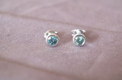 Diamant Paire de clous d'oreille en diamants bleus ou saphirs monture or blanc pour...