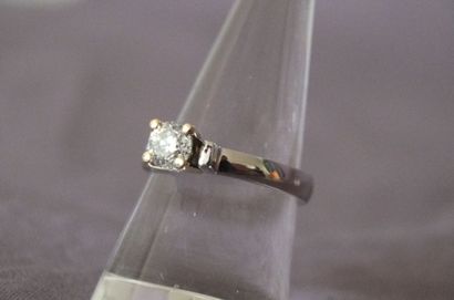 Diamant Solitaire brillant 065cts environ légèrement teinté monté sur or blanc- doigt...