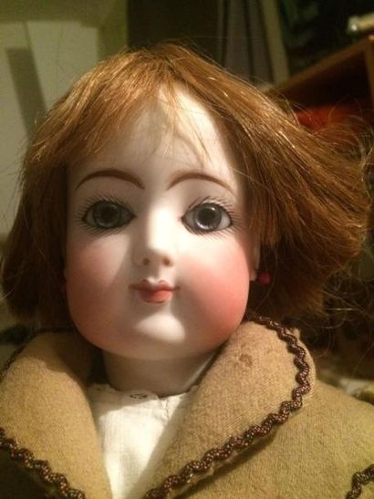 POUPÉE Belle poupée de mode ( d'un ensemble de poupées) tête porcelaine bouche fermée-...