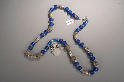 CHINE Collier recomposé selon la tradition de perles de pate de verre, métal argenté...