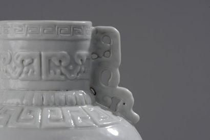 CHINE Vase de forme" Hu" archaïsant en porcelaine moulé d'un décors de frises de...