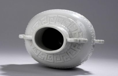 CHINE Vase de forme" Hu" archaïsant en porcelaine moulé d'un décors de frises de...