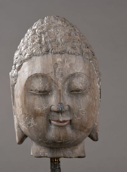 CHINE Tête de Buddha à l'expression de béatitude et de sérénité coiffée de bouclettes...