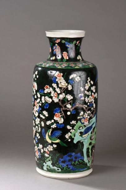 CHINE Vase cylindrique en porcelaine famille noire décoré en émaux polychromes de...