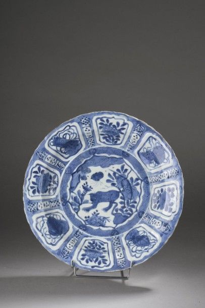 CHINE Plat Kraak en porcelaine blanche décorée en bleu cobalt sous couverte d'un...