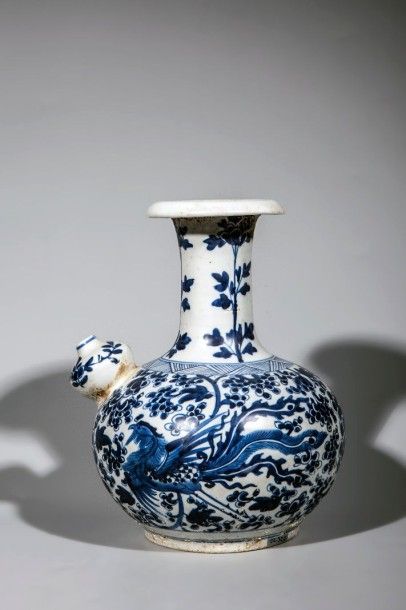 CHINE Vase bouddhique rituelle Kendi en porcelaine blanche décoré en bleu cobalt...