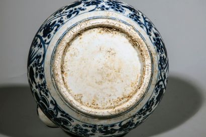 CHINE Vase bouddhique rituelle Kendi en porcelaine blanche décoré en bleu cobalt...