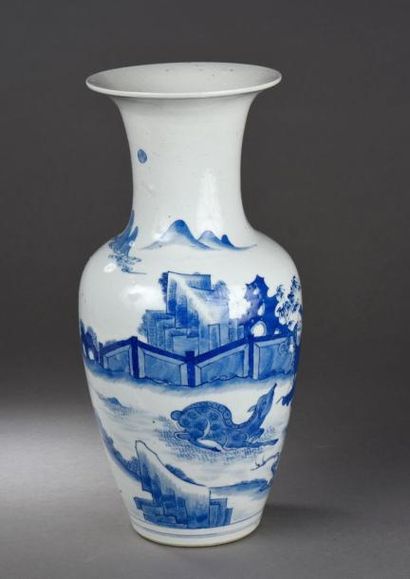 CHINE Vase balustre en porcelaine blanche décoré en bleu cobalt de personnages accompagnés...
