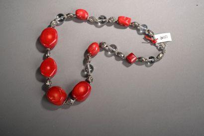 MONGOLIE Collier recomposé selon la tradition de perles de corail , cristal de roche...