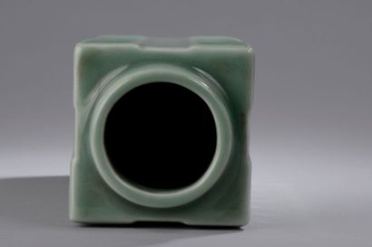 CHINE Vase de forme Zhong en porcelaine à glaçure monochrome céladon .Chine Dynastie...
