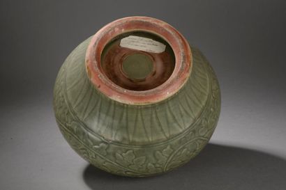 CHINE Important bouillon en porcelaine du lonquan décoré en incision sous couverte...