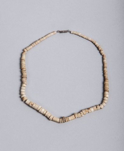 CHINE Collier archéologique composé de petites perles de pierres . Chine. Dynastie...