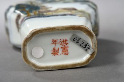 CHINE Flacon à panse plate en porcelaine blanche décoré en émaux polychromes sur...