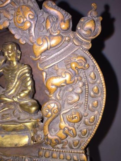 CHINE TIBET Autel votif de Jetsün Milarépa, maître du Bouddhisme Tibétain en bronze...