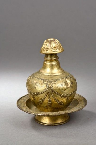 null Kalasha, vase rituel comprenant la liqueur d'immortalité Amrita dans une coupelle...