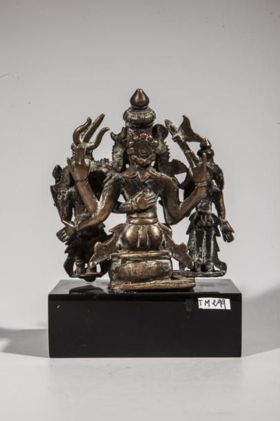 INDE Le couple divin Shiva et Parvati sous la forme Umamahesvara accompagné d'une...