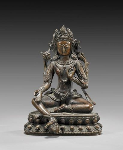 TIBET Le Boddhisattva Padma Pani assis en délassement lalitasana sur un socle lotifomre...