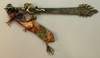 TIBET Objet rituel Kadga, l'épée qui coupe l'ignorance à pommeau de gueule de Makara...