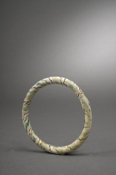 CHINE Bracelet jonc en pate de verre polychrone.Chine. Dynastie Tang. 618 à 907....