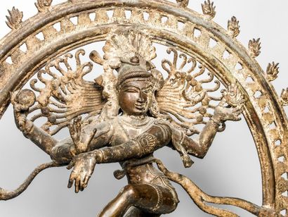 INDE CHOLA " Shiva NataRaja " . Bronze à patine calcaire . Inde du Sud. Tamil Nadu....