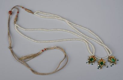 INDE Collier Moghol à double rangs de perles fines terminé par trois pendeloques...