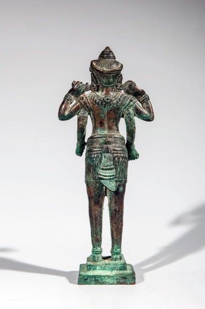KMER Vishnu debout dans une posture hiératique vêtu d'un sampot court coiffé d'une...