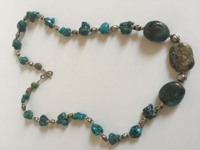 CHINE Collier recomposé selon la tradition de perles de turquoises et métal argenté....