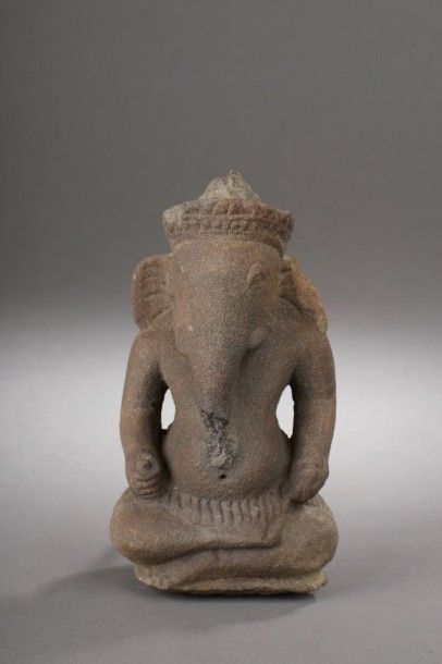 KMER Ganesh assis en vajrasana vêtu d'un sampot court plissé et coiffé d'une tiare...