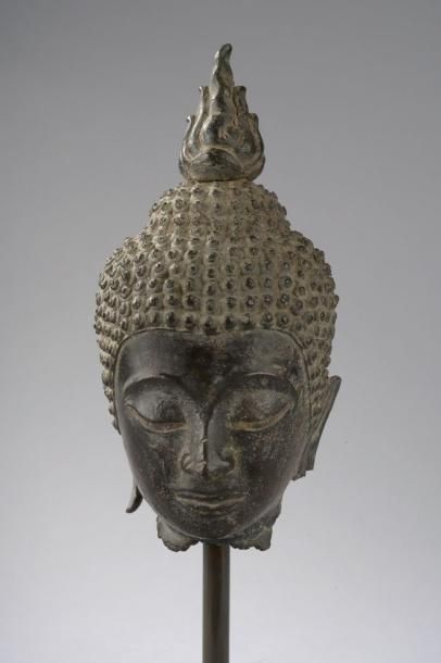 SUKHOTAI Tête de Buddha coiffée de fines bouclettes surmontée de la protubérance...