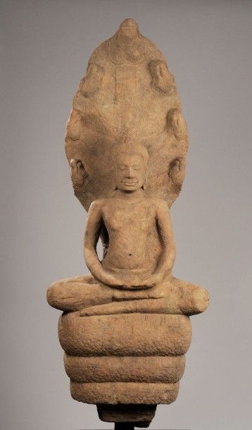 KMER Important Bouddha Mucilinda, assis en méditation sur le corps du Naga déployant...