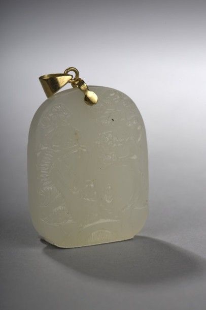 CHINE Pendentif ciselé dans un jade blanc translucide. Chine. Dynastie Qing. 19 ème...