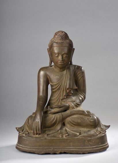 BIRMANIE Buddha Maravijaya assis en dhyanasana vêtu d'une robe monastique plissée...