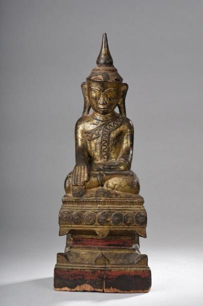 BIRMANIE Buddha Maravijaya assis sur un haut socle étagé, vêtu de la robe monastique...