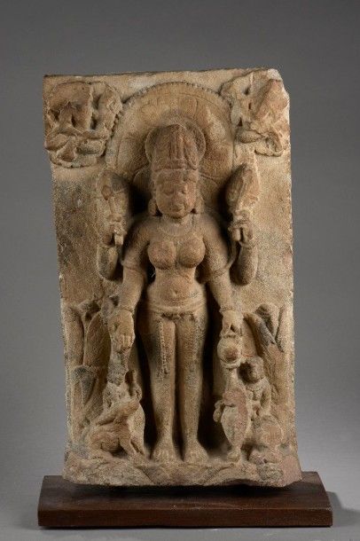Gandhara Stèle illustrant la déesse Parvati épouse de Shiva debout dans une posture...
