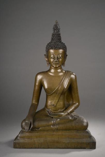 CAMBODGE Buddha Maravijaya au visage serein incrusté de nacre aux yeux, coiffé d'un...