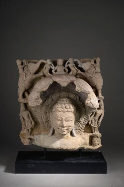 INDE Partie supérieure d'une stèle illustrant Buddha Mucilinda protégé par le Naga...