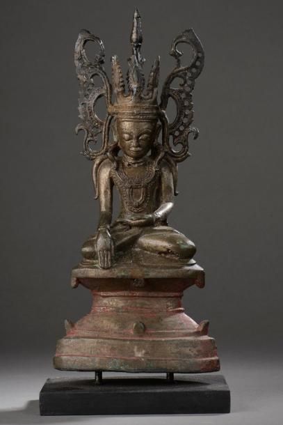 BIRMANIE Buddha Maravijaya couronné de la tiare à ailettes . Bronze. Birmanie. Royaume...