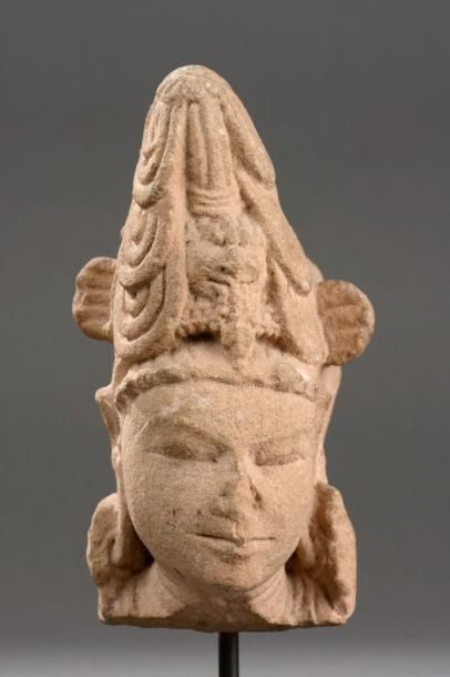 INDE CENTRALE Tête de Shiva coiffée du haut chignon d'ascète. Pierre grès beige....