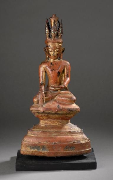 KMER Buddha Maravijaya assis en virasa sur un haut socle double la main droite en...
